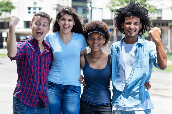 白人とラテン系とアフリカ系アメリカ人のグループと都市の夏に屋外でヒスパニック系の若い大人 — ストック写真