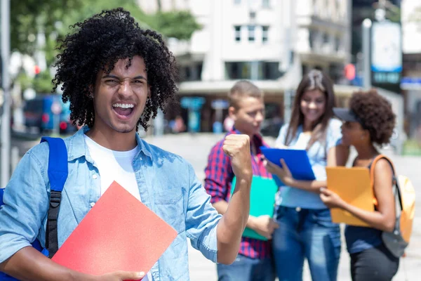 Cheering Mexicain Étudiant Masculin Avec Autres Jeunes Adultes Plein Air — Photo