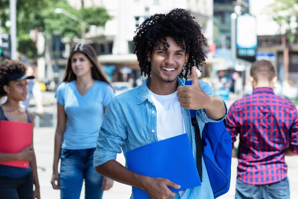 Rindo Mexicano Estudante Sexo Masculino Mostrando Polegar Para Cima Com — Fotografia de Stock