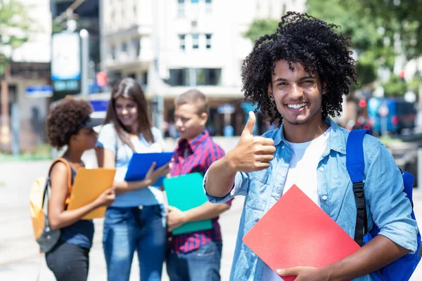 Optimistische Mexicaanse Mannelijke Student Met Andere Jonge Volwassenen Buiten Zomer — Stockfoto