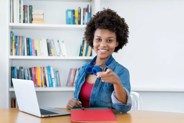 Slim Afrikaans Amerikaanse Vrouw Jong Volwassene Leren Online Computer Bij — Stockfoto