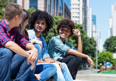 Yazın şehir dışında konuşan bir grup genç yetişkin.
