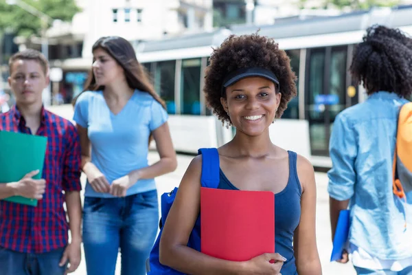 夏天在城市的户外散步上大学的非洲裔美国女学生的笑声 — 图库照片