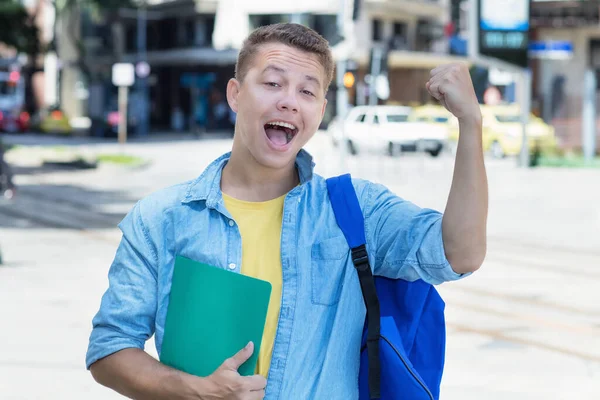 Glädjande Tysk Utbytesstudent Amerika Utomhus Staden Sommaren — Stockfoto