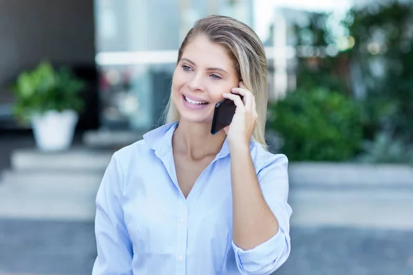 Mooie Zakenvrouw Praten Lachen Telefoon Buiten Stad Zomer — Stockfoto