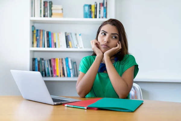 Einsame Und Traurige Lateinstudentin Denkt Über Das Leben Hause Nach — Stockfoto