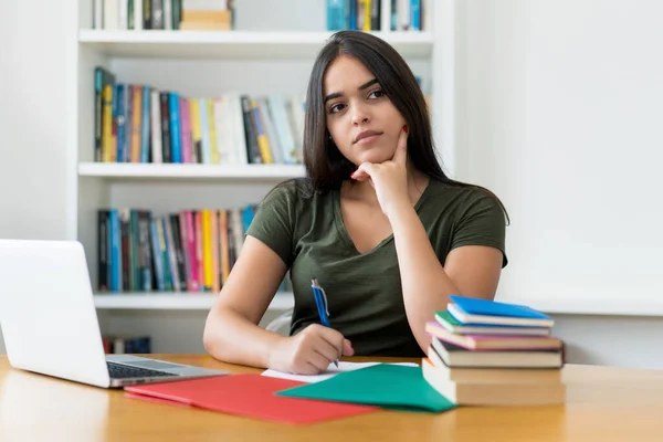 Sonhando Espanhol Estudante Sexo Feminino Mesa Dentro Biblioteca — Fotografia de Stock