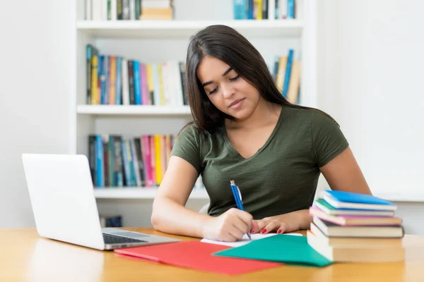 Jovem Estudante Espanhola Escrevendo Notas Mesa Dentro Biblioteca — Fotografia de Stock