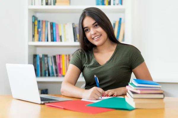 Bella Studentessa Spagnola Che Impara Alla Scrivania Chiuso Biblioteca — Foto Stock