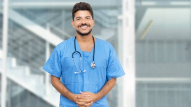 Klinikte sakallı İspanyol erkek hemşire.