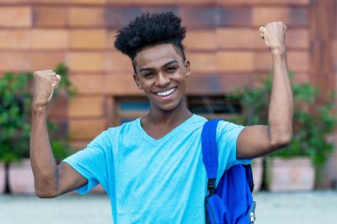 Afrika kökenli Amerikalı birinci sınıf öğrencileri yaz aylarında sırt çantasıyla şehirde beliriyor.