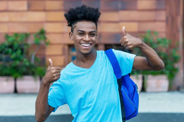 Smějící Afro Americká Prvák Ukazující Oba Palce Nahoru Venkovní Městě — Stock fotografie