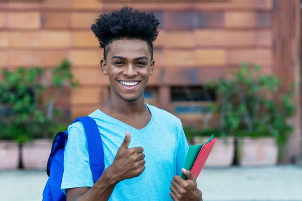 Succesvolle Afro Amerikaanse Mannelijke Student Met Rugzak Papierwerk Tonen Duim — Stockfoto