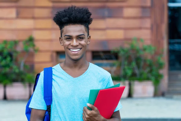 Χαρούμενο Γέλιο Αφρο Αμερικανός Φοιτητής Σακίδιο Πλάτης Και Γραφειοκρατία Εξωτερική — Φωτογραφία Αρχείου