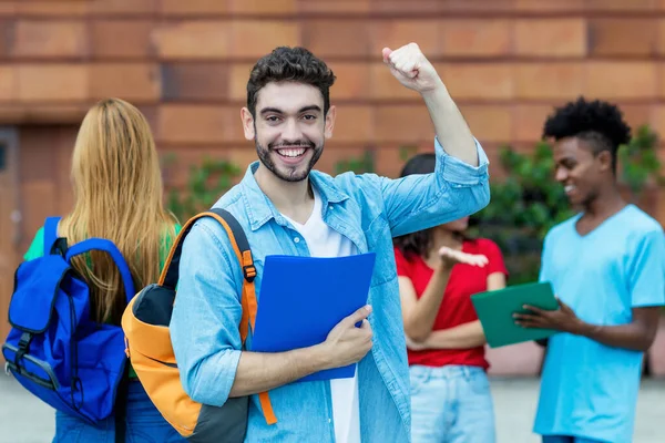 Lyckad Hejarop Spanska Manliga Student Med Grupp Andra Studenter Utomhus — Stockfoto