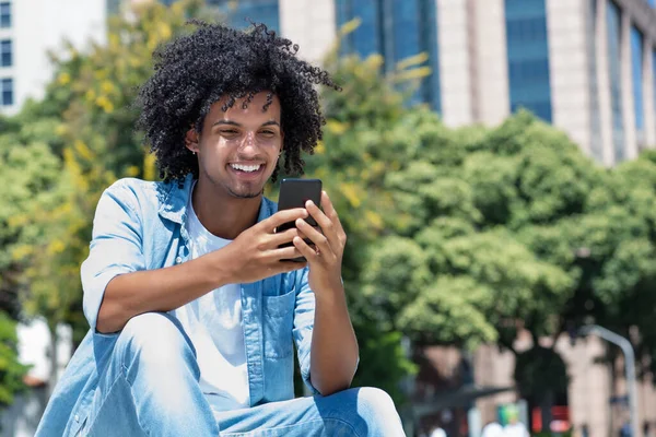 Latin Amerikalı Genç Yetişkin Adam Yazın Şehir Dışında Cep Telefonuyla — Stok fotoğraf