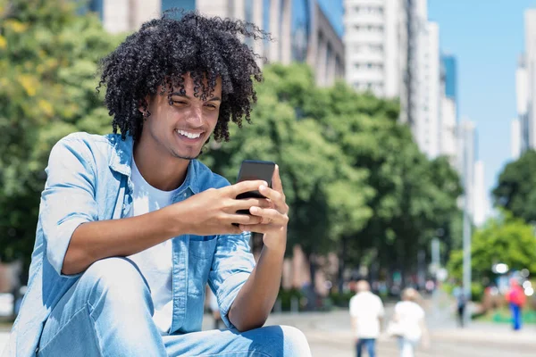 Latin Amerikalı Genç Yetişkin Adam Yazın Şehir Dışında Cep Telefonuyla — Stok fotoğraf