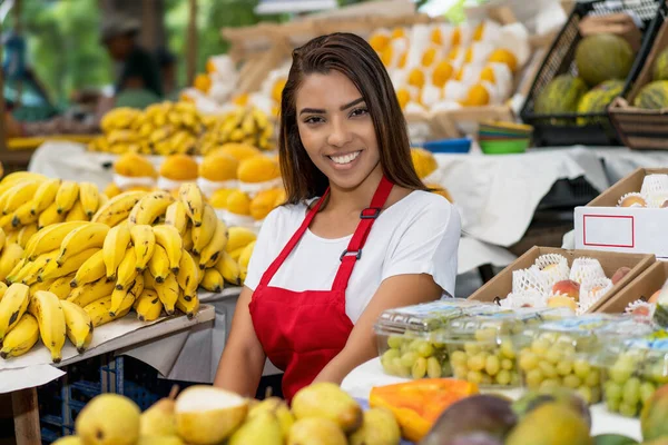 Vendedor Mercado Brasileño Feliz Con Delantal Venta Frutas Aire Libre — Foto de Stock