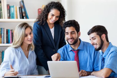 Bir grup Latin Amerikalı ve İspanyol programcı şirket kurma projesinden bahsediyorlar.