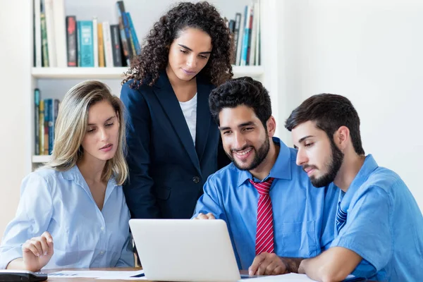 Gruppo Programmatore Latino Americano Ispanico Team Computer Presso Ufficio Start — Foto Stock