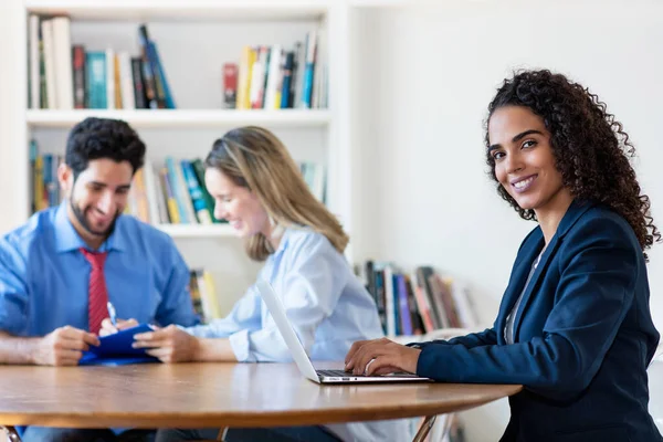 Ingénieur Logiciel Latino Américain Travaillant Ordinateur Avec Groupe Jeunes Gens — Photo