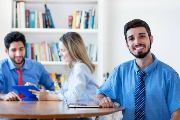 Retrato Empresário Brasileiro Com Grupo Empresários Latino Americanos Mesa Escritório — Fotografia de Stock