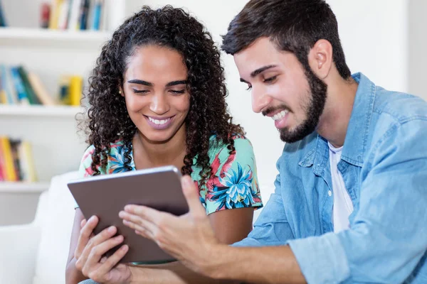 Rire Couple Latino Américain Regarder Film Avec Tablette Intérieur Dans — Photo