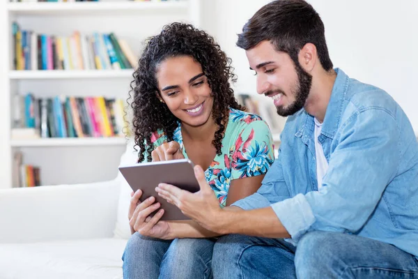 Rire Couple Hispanique Shopping Ligne Avec Tablette Ordinateur Intérieur Dans — Photo