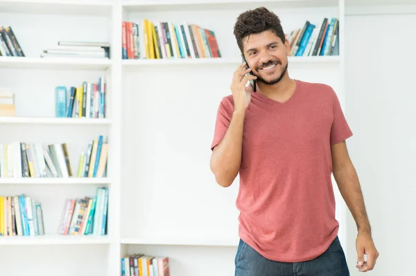 Beau Hipster Hispanique Homme Parlant Avec Petite Amie Téléphone Mobile — Photo