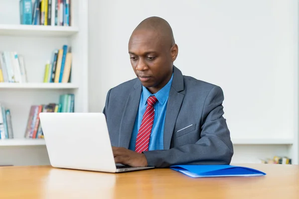 Afrikanischer Geschäftsmann Arbeitet Konzentriert Computer Schreibtisch Büro — Stockfoto