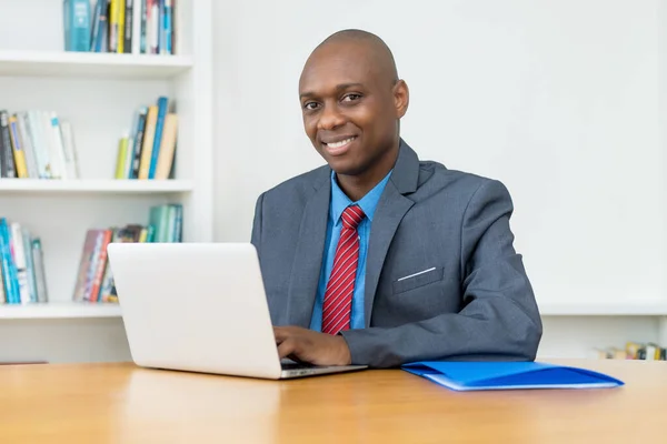 Homem Negócios Afro Americano Rindo Trabalhando Computador Mesa Escritório — Fotografia de Stock