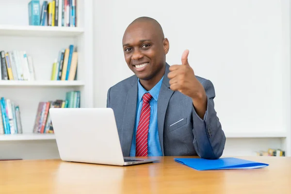 Afro Amerikaanse Zakenman Achter Computer Tonen Duim Tot Aan Het — Stockfoto