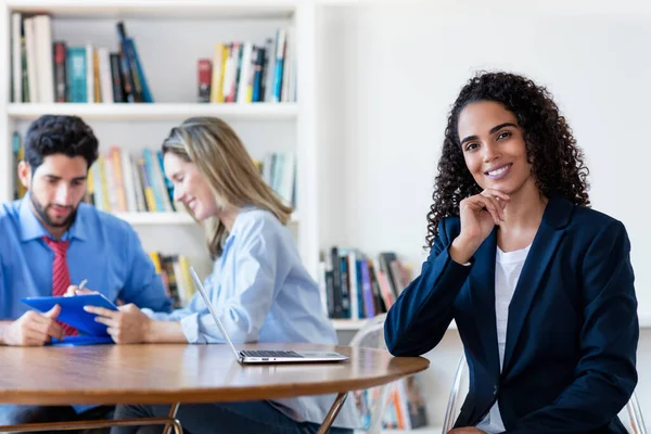 Belle Jeune Femme Affaires Hispanique Bureau Avec Des Collègues Bureau — Photo