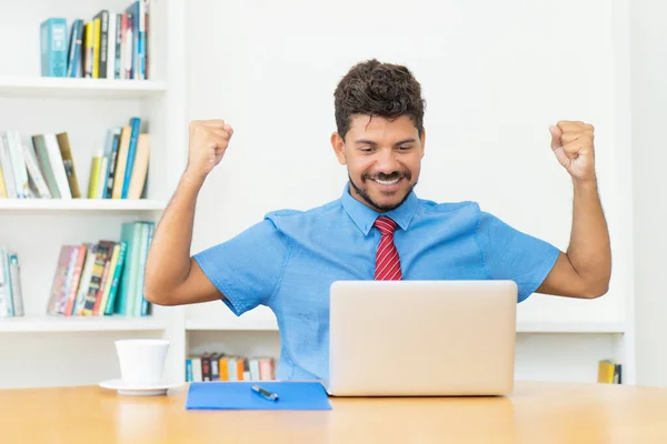 Vrolijke Spaanse Mannelijke Handelaar Computer Kantoor — Stockfoto