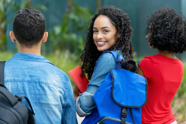 Lachende Hispanische Studentin Mit Zahnspange Und Gruppe Junger Erwachsener Auf — Stockfoto