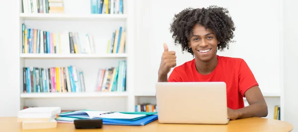 Joven Afroamericano Estudiante Masculino Mostrando Pulgar Hacia Arriba Computadora Con —  Fotos de Stock