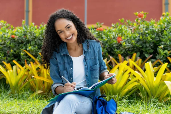 Schöne Brasilianische Studentin Mit Zahnausrichterin Lernt Auf Dem Campus Der — Stockfoto