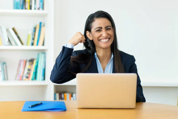 Exitosa Mujer Negocios Madura Hispana Animadora Computadora Escritorio Oficina — Foto de Stock