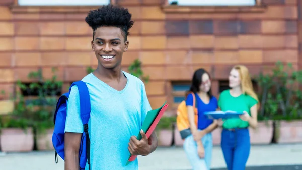 Ung Afrikansk Amerikansk Manlig Student Med Grupp Internationella Studenter Utomhus — Stockfoto