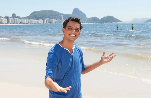 Ragazzo latino che presenta Copacabana spiaggia a Rio de Janeiro — Foto Stock