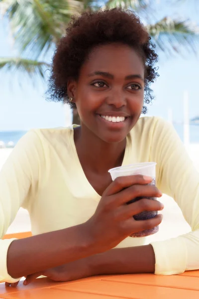 Hermosa mujer brasileña en la playa bebiendo refresco — Foto de Stock