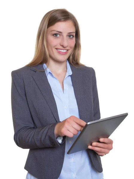 Смеющаяся немецкая бизнесвумен с планшетным компьютером — стоковое фото