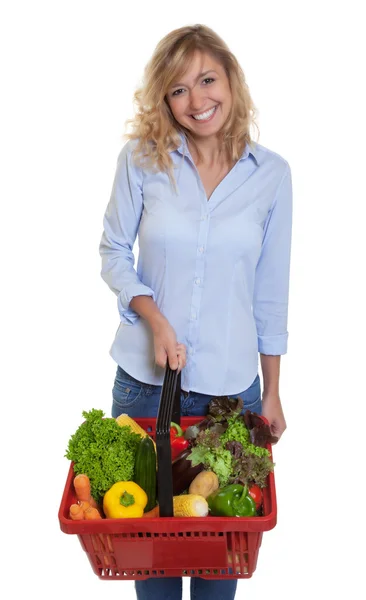 Mujer risueño con cabello rubio comprando comida saludable — Foto de Stock