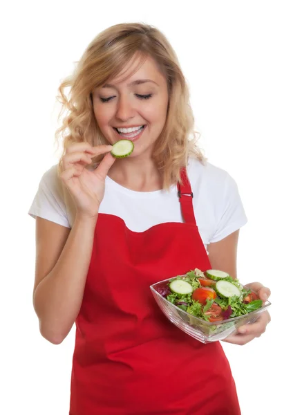 Ama de casa con cabello rubio comiendo ensalada — Foto de Stock