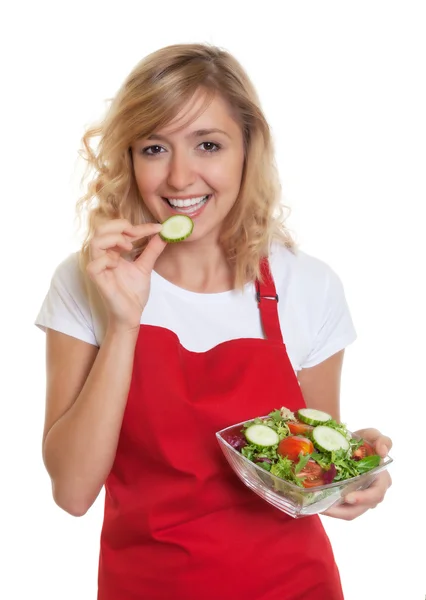 Dona de casa com loira degustando sua salada — Fotografia de Stock