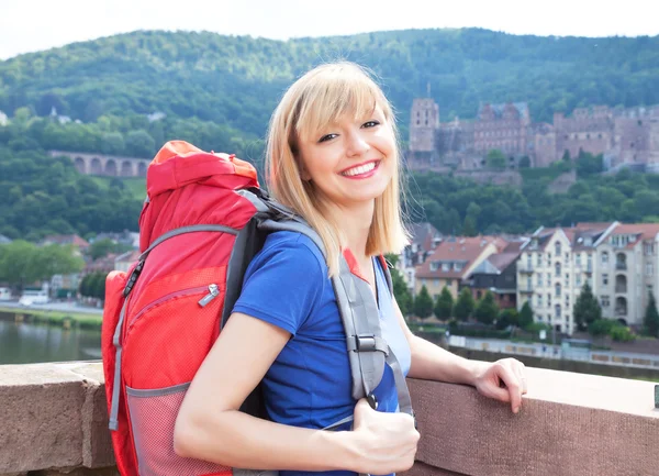 Lachender Backpacker mit blonden Haaren in Heidelberg — Stockfoto