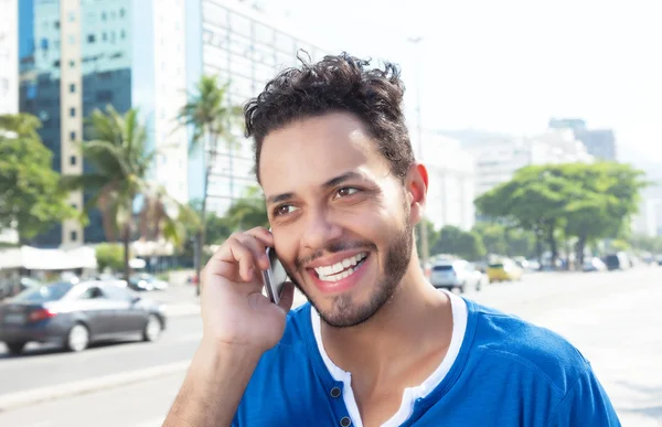 หัวเราะคนบราซิลที่โทรศัพท์ในเมือง — ภาพถ่ายสต็อก