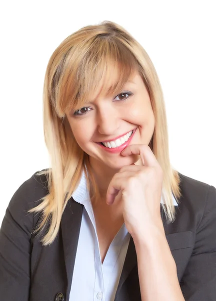 Retrato de una hermosa mujer con ojos oscuros y rubia hai — Foto de Stock