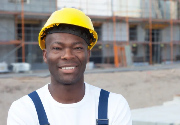 Portret van een african american bouwvakker in gebouw — Stockfoto