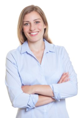 Güzel sarışın Alman kadını çapraz kolları olan mavi bluz